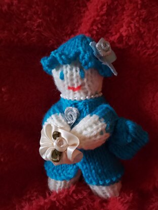 Mini queen doll/brooch or keyring