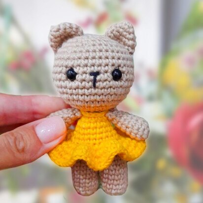 Amigurumi cat in dress