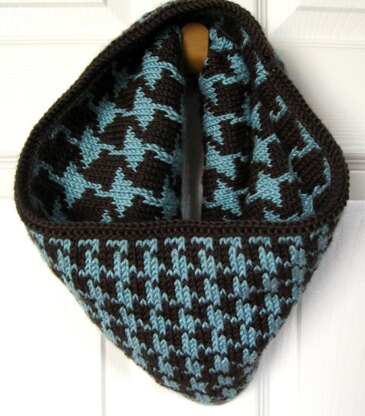 Reversible Houndstooth Cowl