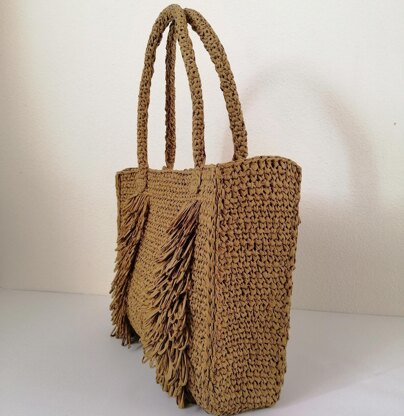 Fringe tote from raffia