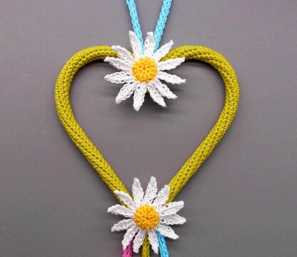 Crochet pattern daisies heart - easy from scraps of yarn