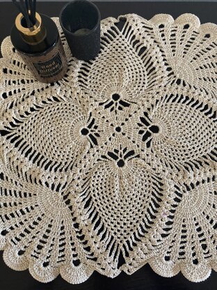 Crochet doily square with pineapple