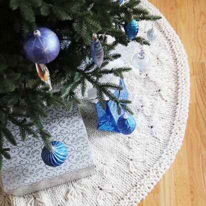 Snowbell Tree Skirt