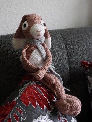 Häkelanleitung für den süßen Amigurumi Schlenkerhasen Holly