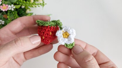 Crochet strawberry pattern, easy crochet keychain NO SEW pattern Crochet  pattern by AmigurumiJoys