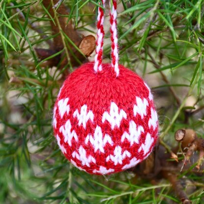 Danish Cross Christmas Bauble Knitting Pattern - Christmas Knitting Patterns