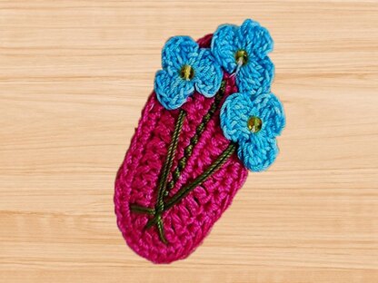 A crochet mini flowers hair clip