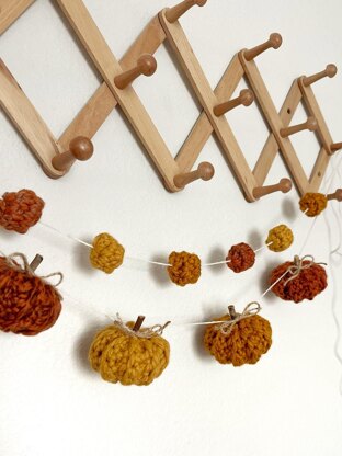 Crochet Pumpkin Garland 095