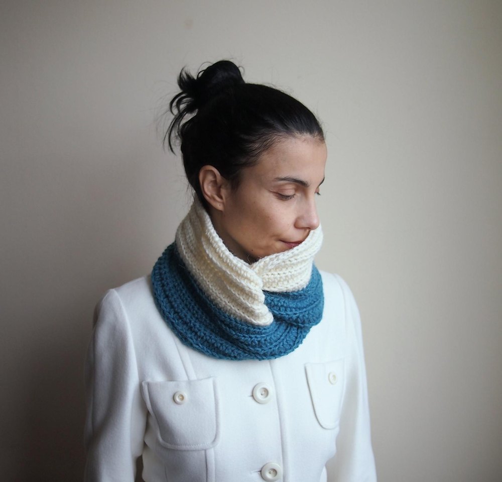 Knit look infinity loop circle scarf Crochet pattern by