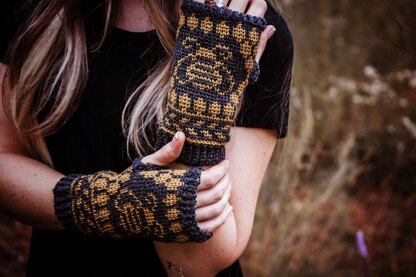 Bee Fingerless Mittens