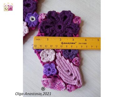 Bright fingerless gloves for girls