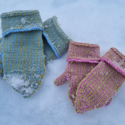 Warm children’s mittens  in twined tecnique with a foldable cuff