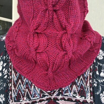 Rich and Deep Cabled Cowl