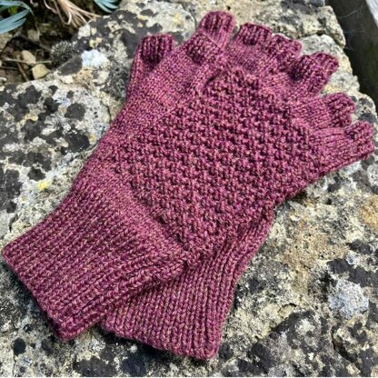1942 Fingerless Women's Gloves Knitting Pattern - Vintage Knitting Pattern