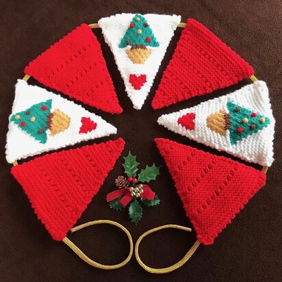 Christmas Tree Fireplace Bunting in Sirdar Snuggly DK