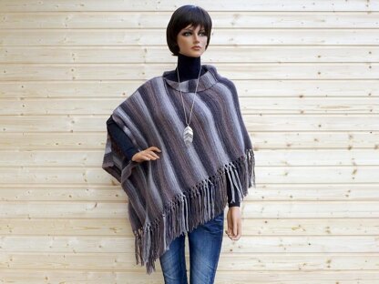 Trendy poncho with fringes