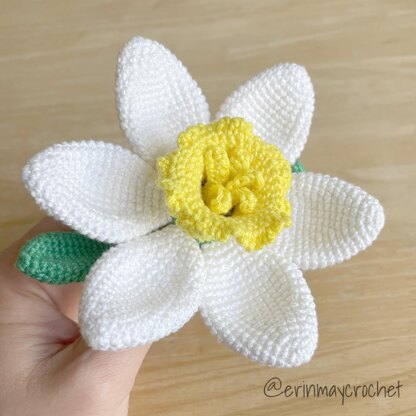 Bumble Blossom Daffodil Crochet Pattern by erinmaycrochet