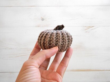 Adorable crochet pumpkins that look knit