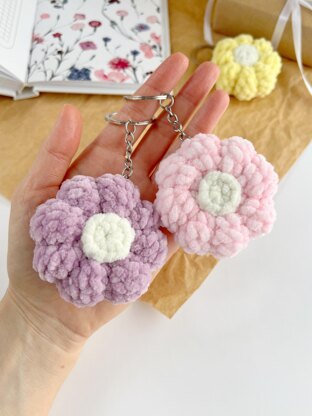 Crochet flower keyring plush Amigurumi pattern crochet bag charm Crochet car hanger