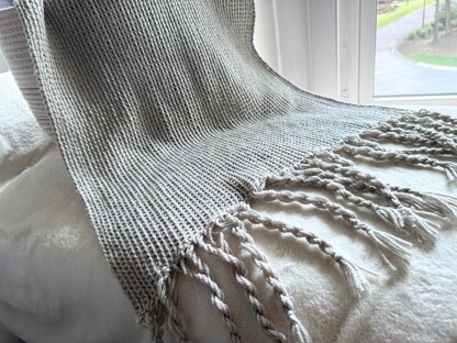 Blanket with twisted fringe