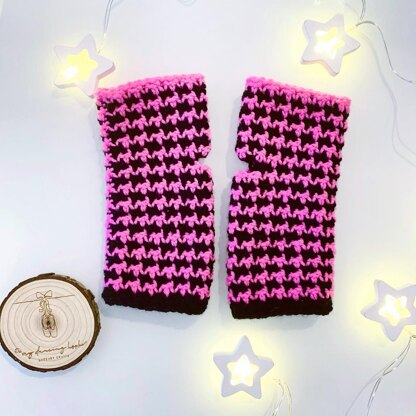 Classy Houndstooth Mitts