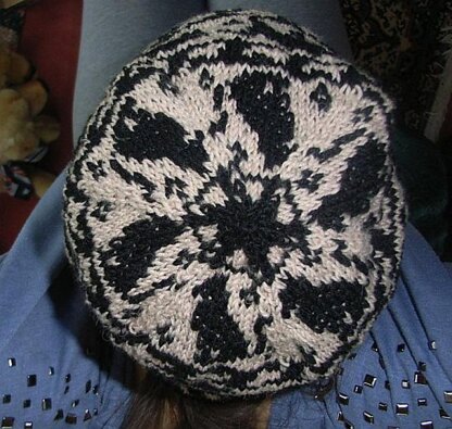 Cat on fieldmouse hunt beanie