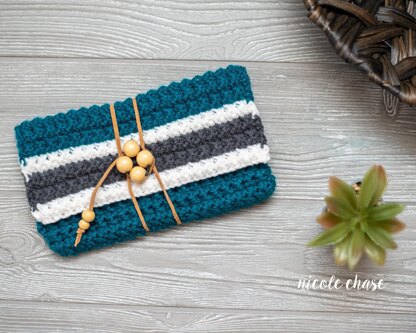 Seek Adventure Clutch