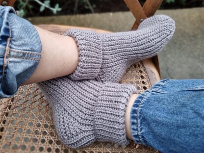 Warm unisex crochet socks with adjustable size pattern S1