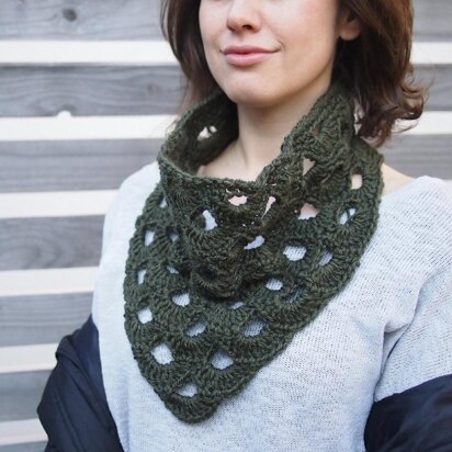Weave triangle cowl
