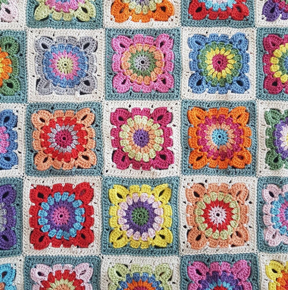 Craftside: Dogwood flower granny square pattern from the The Granny Square  Book