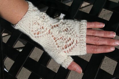 Frosted Winterberry Fingerless Gloves