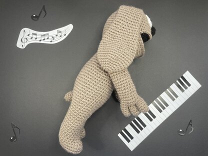 Piano playing dog amigurumi