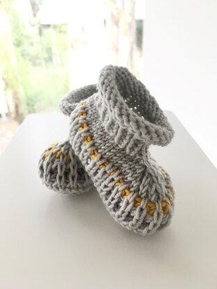 Nesting Booties and Hat BJ54