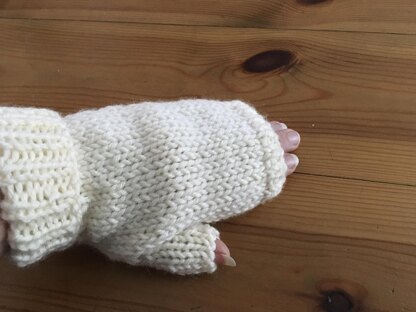 Chunky hat & Wrist warmers with thumb