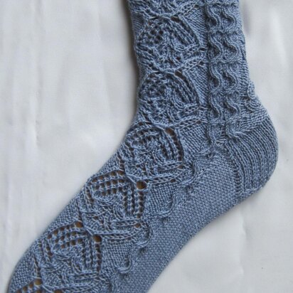Montague Cable Lace Socks - knitting pattern