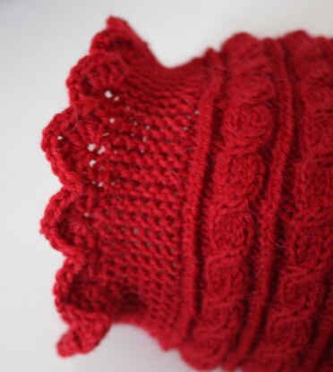 Sarah – a beautiful hat with cables and a romantic crocheted selvage