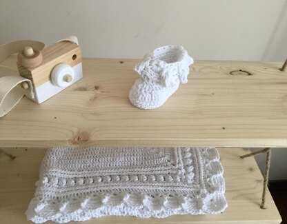 Magnolia Baby Bootie & Hat Set N 433