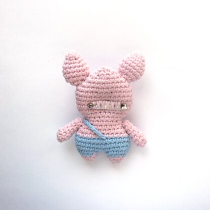 Crochet pig brooch pattern