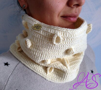 Delicate Half Moon Cowl Crochet Pattern