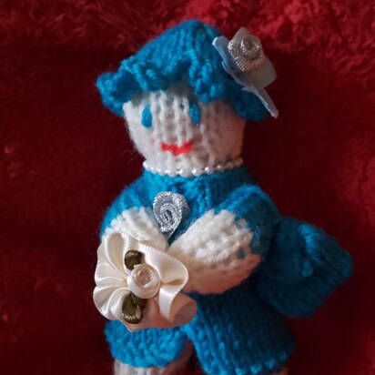 Mini queen doll/brooch or keyring