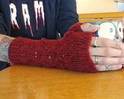 Larisa - leaf motif fingerless mittens