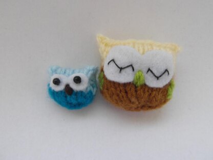 Tiny knitted owls