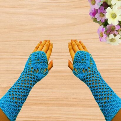 A crochet Blue gloves