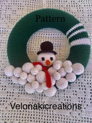 Crochet Christmas wreath with snowman pattern