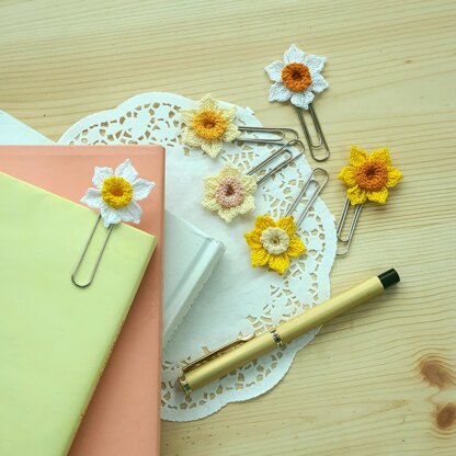 Daffodil paper clip book mark