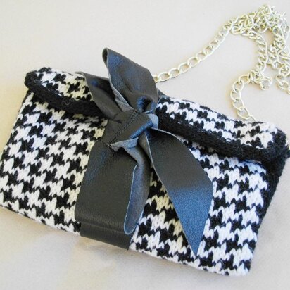 Black and white clutch in goose foot pattern - knitting pattern