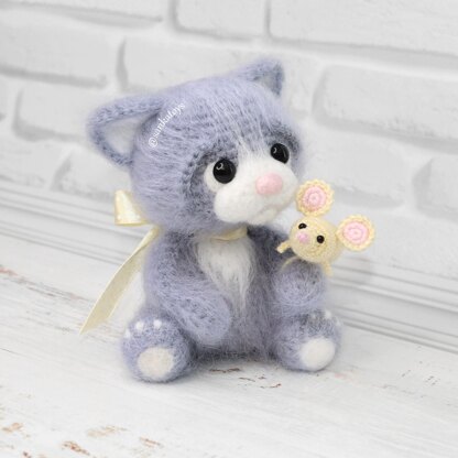 Kitten Persik with mouse