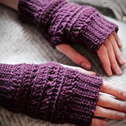 Riding the Rails Ribbed Fingerless Mitts