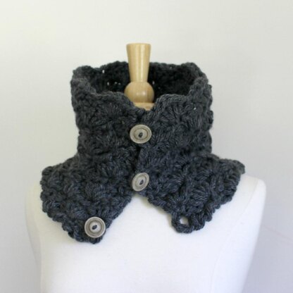 Scalloped Cowl with Button: Crochet pattern