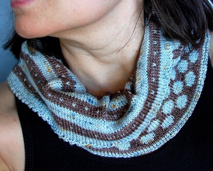 Dots cowl